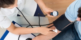 Ilustrasi pemeriksaan tekanan darah | Foto: Alamy.com