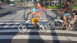 Warga Kota Surabaya bersepeda pada pagi hari (dok. pri).