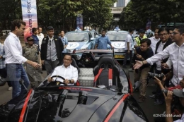 Gubernur DKI Jakarta, Anies Baswedan di atas mobil Formula E (Sumber Kontan.co.id/Muradi)