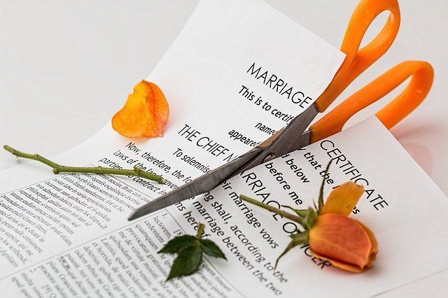 Ilustrasi sertifikat pernikahan. Terkadang permasalahan keuangan pemicu pertengkaran bahkan perceraian (sumber gambar: pixabay.com)