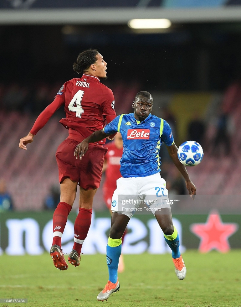 Virgil Van Dijk (kiri) bertarung dengan Kalidou Koulibaly dalam pertandingan yang mempertemukan Liverpool vs Napoli di Liga Champions. (Foto: getty images)