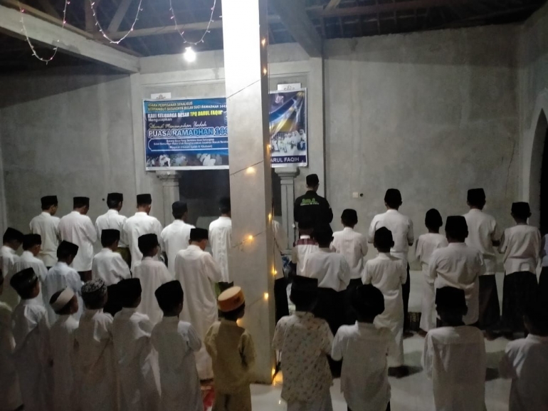 Sholat Berjamaah di Mushola Al Muhsinin