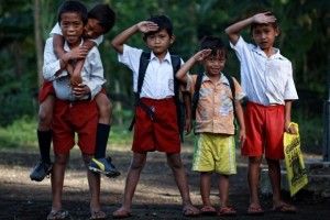 Anak-anak Indonesia sekolah dengan berbagai keterbatasan (sumber: indoboom.com)