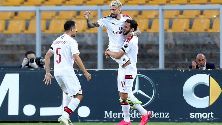 Samu Castillejo merayakan gol bersama Hakan Calhanoglu dan Bonaventura. | foto: Maurizio Lagana / Getty Images via indosport.com