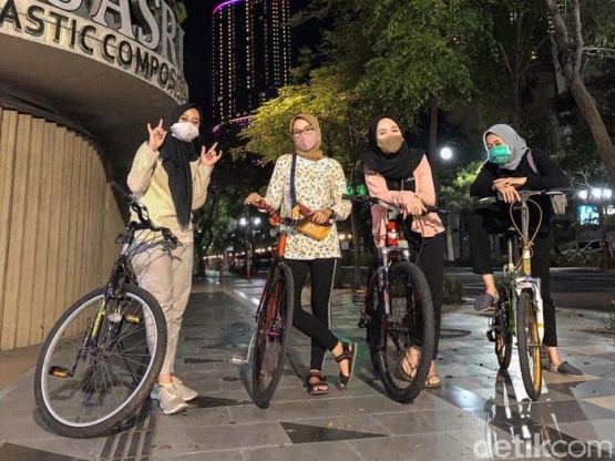 Para perempuan menikmati malam dengan bersepeda Jalan Tunjungan, Surabaya.foro:detik.com 