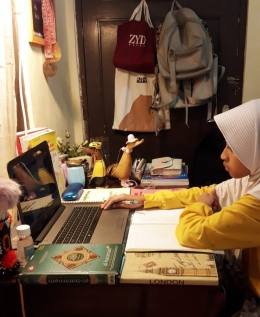 Maryam belajar menggunakan aplikasi Zoom dan Google Meeting : tetap harus tilawah, murajaah Al Quran serta menambah hafalan baru/dokpri
