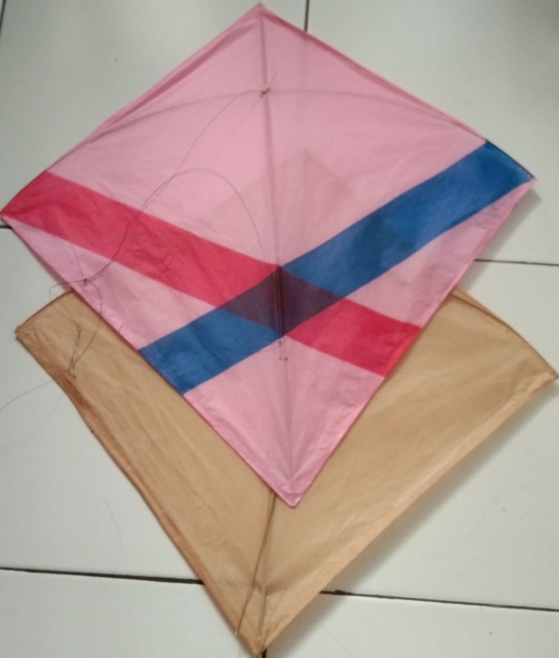 Penyebab Pudarnya Pesona Layang-Layang, Permainan Tarik Ulur Benang (Sumber: Dok. Pribadi).