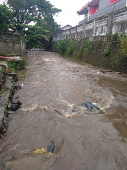 Sungai Pasar pasca banjir. Atas nama pembangunan, menggerus keberadaan sungai (Sumber gambar: Dokumentasi Pribadi zaldychan)