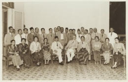 Leden van de Volksraad te Batavia (Para Anggota Volksraad di Batavia) | Koleksi KITLV, sekitar 1935