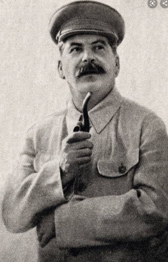 Bagian foto Stalin yang diambil diambil pada tahun 1937. Gambar aslinya menggambarkan Molotov di sebelah kirinya, dan Voroshilov di sebelah kanannya. | Sumber: Gambar yang dipindai dari buku: Staline. Son soixantième anniversaire. Moskow, Pravda, 1940, via wikimedia.org
