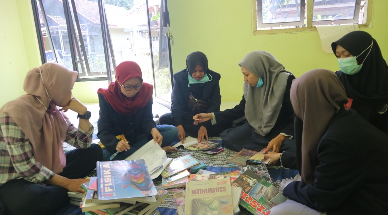 Mengkategorikan Buku Hasil Donasi (Dokumentasi Tim KKN UM Kasri)
