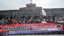 Sejumlah massa aksi dari Aliansi Patriot Peduli NKRI melakukan deklarasi tolak Rancangan Undang-Undang Haluan Idelogi Pancasila (RUU HIP) di Bekasi, Jawa Barat, Jumat (19/6/2020). ANTARA FOTO/Fakhri Hermansyah/wsj. Baca selengkapnya di artikel 