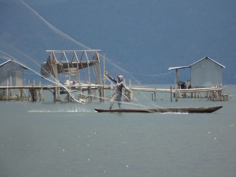 Menjala ikan/FOTO FATMI SUNARYA