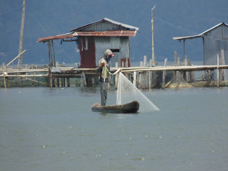 Menjala ikan/FOTO FATMI SUNARYA