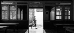 Street Fotografi Seorang Nenek Lewat di Tengah Pintu Kayu (Dokumentasi Pribadi)