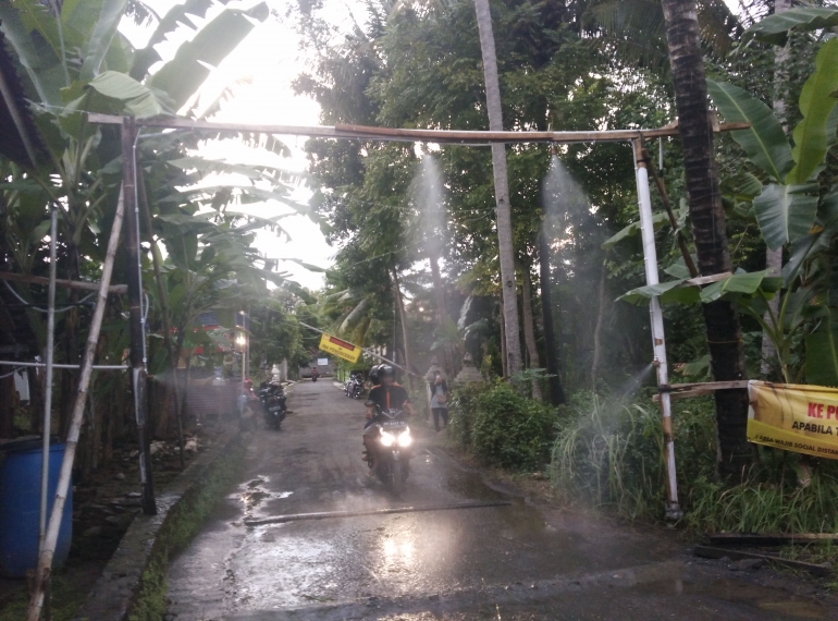 Traditional Desinfection Chamber yang dibuat oleh Warga Sebokarang Triharjo untuk sterilisasi pendatang yang hendak masuk desa, Minggu (31/05/2020).