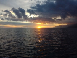 Matahari terbenam terlihat persis di dekat Pulau Gane (Dok. Pribadi)