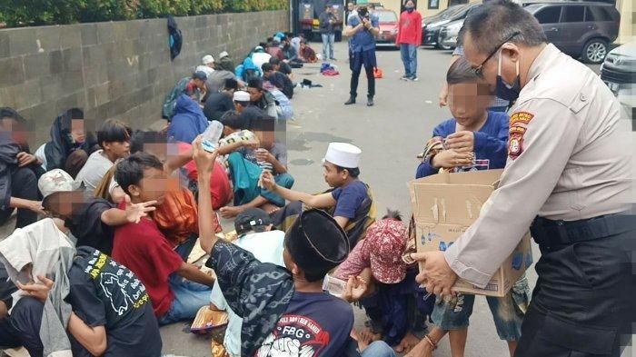 Anak-anak yang terlantar dalam demo menolak RUU HIP. Pantauan media menyebutkan bahwa mereka mengetahui acara tersebut melalui grup WA (Foto: wartakota.tribunnews.com).