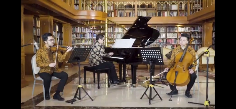 Ananda Sukarlan, Bryant Gozali, Giovani Biga dalam A Love Song (trio piano, violin, cello) (foto: Screenshot Youtube Budaya Saya)