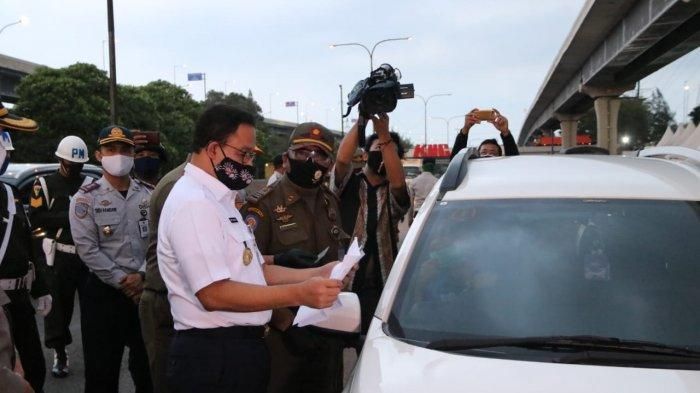 Gubernur DKI Jakarta Anies Baswedan turun langsung ke lapangan memeriksa titik checkpoint di KM 47 Tol Jakarta-Cikampek, Selasa (26/5) petang (dok. Pemprov DKI via Tribunnews.com)