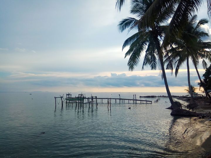 Pantai Wayaua Bacan Timur Selatan dipotret dari  Jembatan penyeberangan Wayaua. (Dok. Pribadi)