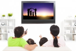 Ilustrasi Orangtua dan Anak menonton televisi (sumber gambar : https://sains.kompas.com)