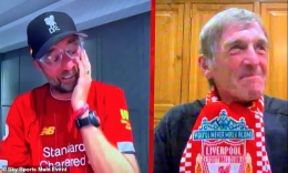 (Dua sosok manajer dengan trofi Liverpool setelah 30 tahun/ sumebr foto dilansir dari Dailymail.co,uk)
