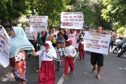 Ilustrasi Orangtua, Anak dan demontrasi di Mataram NTB, Senin, 16/12/2019 (sumber gambar : https://regional.kompas.com)