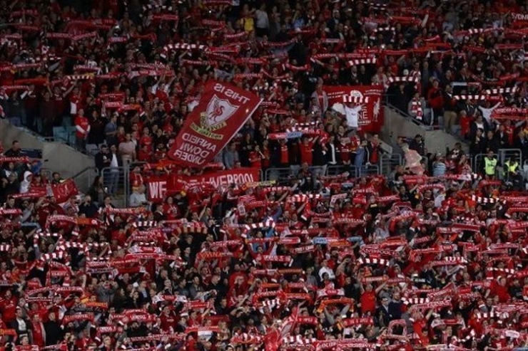 Fans Liverpool membentangkan syal dan bernyanyi Youll Never Walk Alone (YNWA).(RYAN PIERSE / GETTY IMAGES ASIAPAC / GETTY IMAGES VIA AFP)