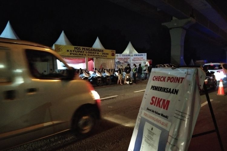 Sejumlah kendaraan tengah mengantre di pos check point dan pemeriksaan SIKM DKI Jakarta di tol Japek kilometer 47 B, Minggu (25/5/2020).(KOMPAS.COM/FARIDA)