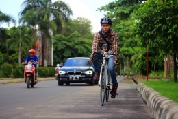 Ilusrasi naik sepeda ke kampus (Sumber: klik-kalsel.blogspot.com)