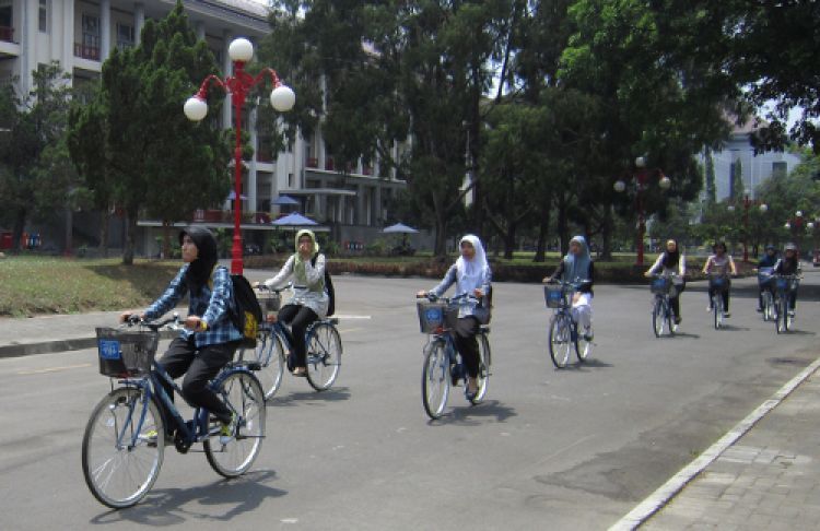Ilustrasi bersepeda bersama teman di kampus (Sumber: www.brilio.net)