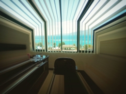 Pemandangan Laut Biru dari jendela Kantor Arfai
