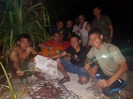 Raimuti Barbeque, bakar Ikan oleh anggota staf saat malam minggu