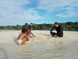 Bocah Petualang, bermain pasir di Raimuti saat air surut