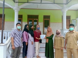 Pendistribusian masker ke warga Dusun Ngade Desa Gogodeso oleh mahasiswa tim masker yang didampingi oleh Bapak Kepada Dusun | Dokpri