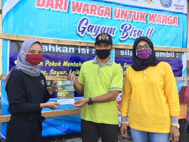 Penyerahan Buku Panduan Bisnis Online kepada Lurah Gayam 