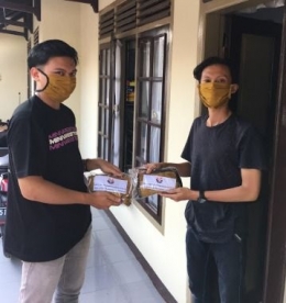 penyerahan masker kain kepada karang taruna setempat untuk dibagikan ke masyarakat