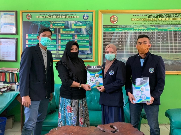 Dokumentasi penyerahan Buku Edukasi Pengolahan Sampah Berbasis 3R (Reduce, Reuse, Recycle) kepada kepala SDN Kedunglengkong, Ibu Yayuk Herniati, M.Pd.