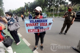 Demo para orang tua menolak syarat usia untuk PPDB jalur zonasi - Sumber Foto: tribunnews.com