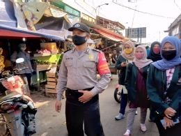 Salah Satu Pihak Kepolisian yang Mendampingi Sosialisasi di Pasar Tambun, Bekasi 