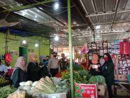 Thia Liani Bersama Tim KKN-KS di Pasar Tambun, Bekasi