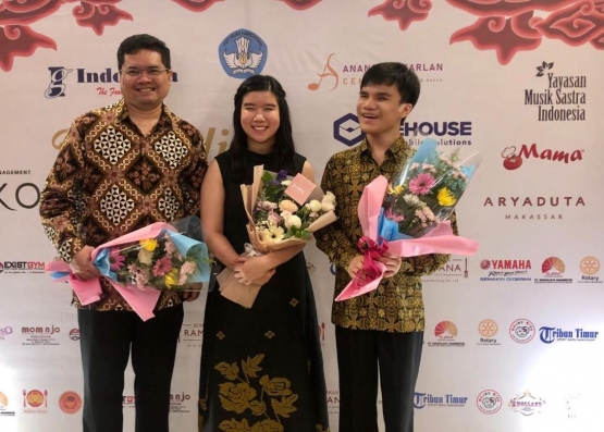 Ananda Sukarlan bersama Michael Anthony dan seorang pemusik lainnya di Makassar (foto: istimewa)