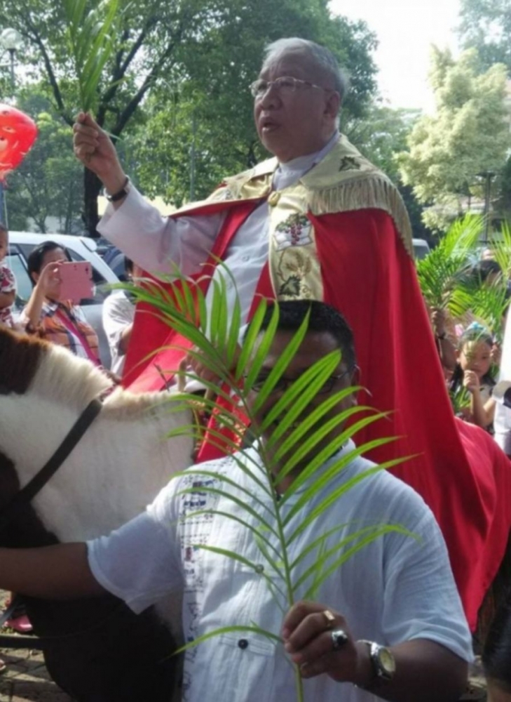 Romo naik kuda memasuki halaman gereja (foto: Lisa Gunawan/Sesawi.Net)