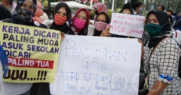 Kelompok emak-emak yang memprotes kebijakan Disdik DKI Jakarta terkait prioritas usia tua - Sumber Foto: msn.com