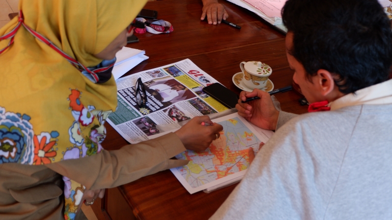 Survei lokasi dan validasi data dalam proses pembaruan peta administrasi dan pembuatan peta potensi wisata Desa Senggreng oleh mahasiswa KKN UM 2020/dok,mahasiswa