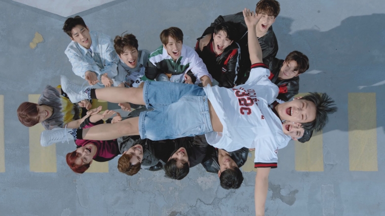 SEVENTEEN yang melakukan 'henggarae' dalam musik video/Youtube: Big Hit Labels
