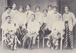 Mahasiswa pribumi TH Bandoeng 1923. Soekarno muda berdiri nomor 4 dari kiri ke kanan di barisan belakang (Sumber foto: pribumi.id