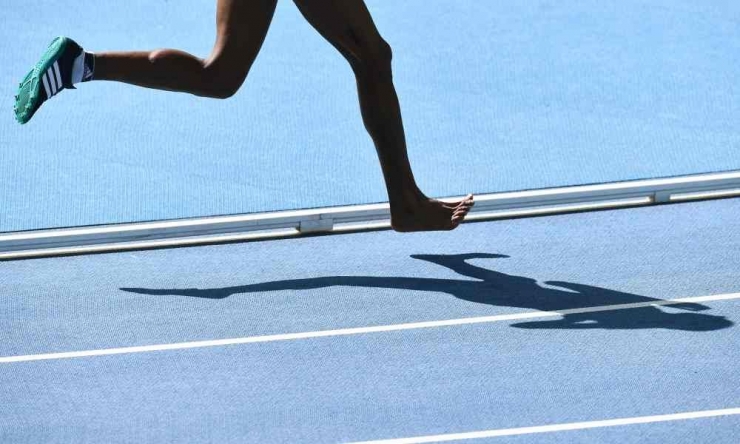 Etenesh Diro berlari dengan satu kaki tanpa sepatu di Olimpiade Rio 2016 (sumber: ftw.usatoday.com)
