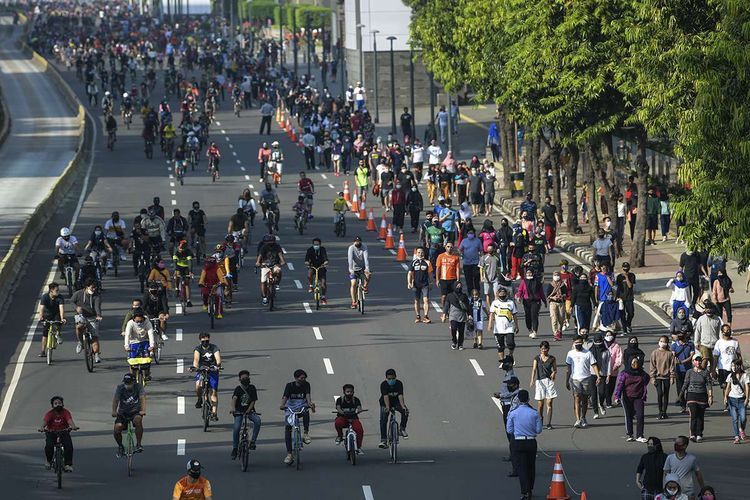 Warga berolahraga saat hari bebas berkendara atau car free day (CFD) di kawasan Jalan MH Thamrin, Jakarta, Minggu (21/6/2020). | Sumber foto: Kompas.com - Antara/Galih Pradipta